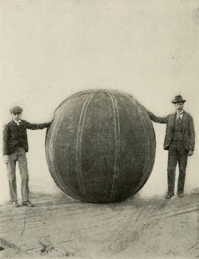 Quả bóng đẩy do Spalding đặt làm. Ảnh: utterlyinteresting.com