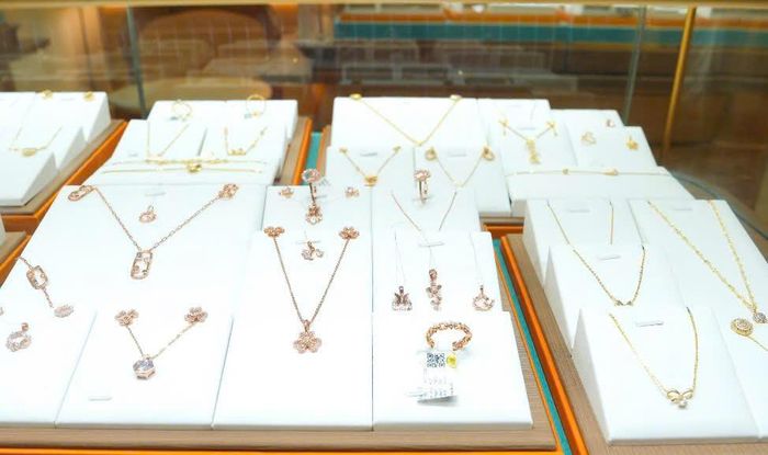 Các mặt hàng vàng trang sức bày bán khá nhiều tại các cửa hàng vàng.