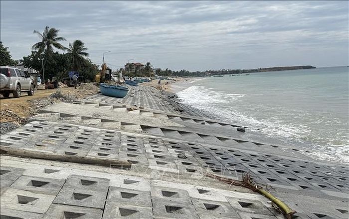 Xây dựng kè biển chống xâm thực tại xã Ô Loan, tỉnh Đắk Lắk.
