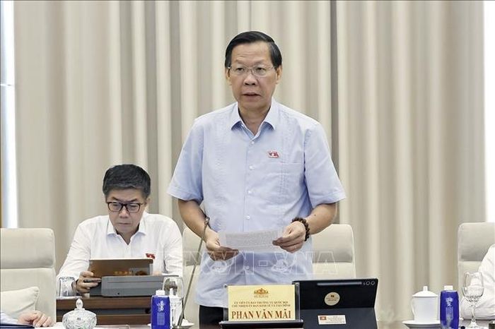 Chủ nhiệm Ủy ban Kinh tế và Tài chính của Quốc hội Phan Văn Mãi trình bày ý kiến đối với nội dung cơ quan trình dự kiến tiếp thu, giải trình và chỉnh lý các dự thảo.