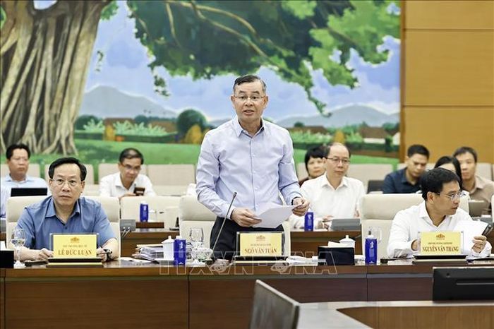Bộ trưởng Bộ Tài chính Ngô Văn Tuấn trình bày báo cáo tiếp thu, giải trình và chỉnh lý các dự thảo.