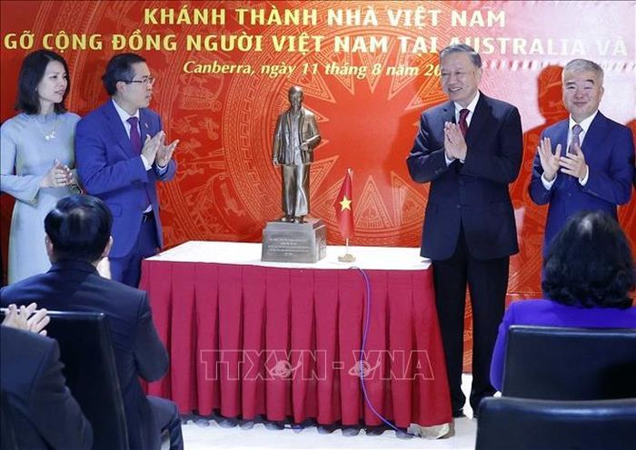 Tổng Bí thư, Chủ tịch nước Tô Lâm tặng bức tượng Chủ tịch Hồ Chí Minh cho Đại sứ quán Việt Nam tại Australia. Ảnh: Thống Nhất/TTXVN.