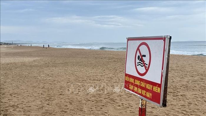 Ngày 9/8/2026, lực lượng chức năng tỉnh Đắk Lắk nỗ lực tìm kiếm du khách người Trung Quốc bị sóng biển cuốn trôi mất tích vào chiều 7/8 trên vùng biển thuộc phường Tuy Hòa. Trong ảnh: Cơ quan chức năng phường Tuy Hòa cắm biển cảnh báo nguy hiểm.