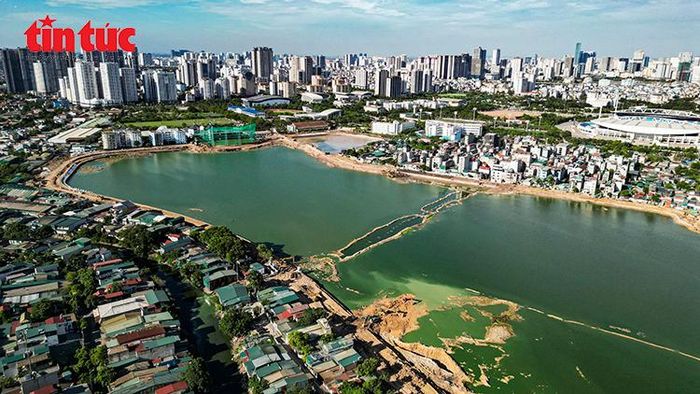 Nhìn từ trên cao, hồ điều hòa Phú Đô trải rộng, nhiều thiết bị thi công được huy động để bảo đảm tiến độ. Ảnh: Lê Phú/Báo Tin tức và Dân tộc