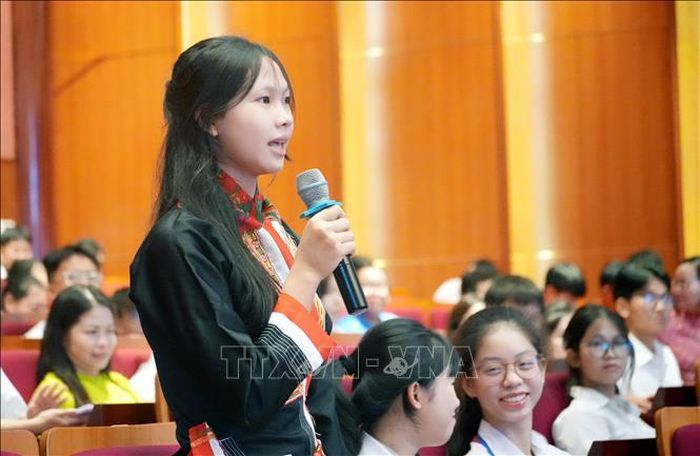 Học sinh đặt câu hỏi với lãnh đạo tỉnh Quảng Ninh.