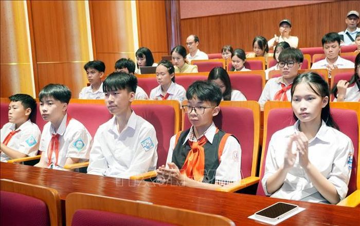 Học sinh, sinh viên tiêu biểu dự cuộc gặp mặt.