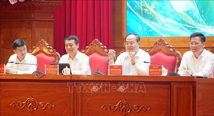 Lãnh đạo tỉnh Quảng Ninh đối thoại với học sinh, sinh viên.