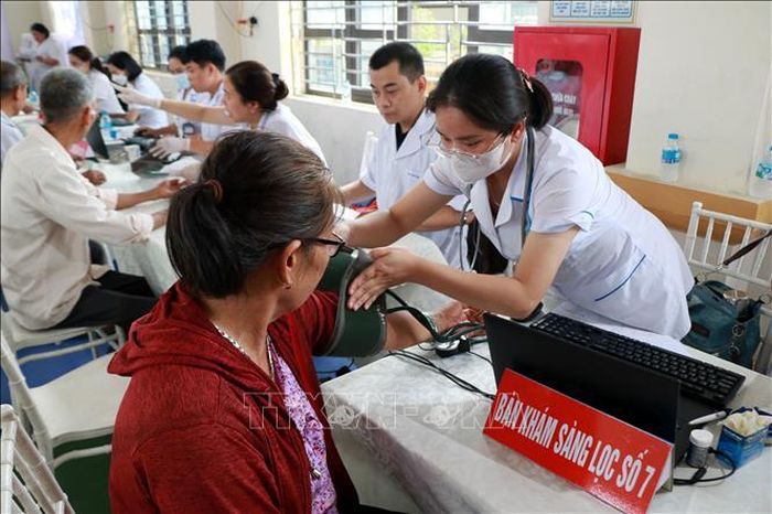 Khám sức khỏe cho người dân xã Trực Ninh (Ninh Bình).
