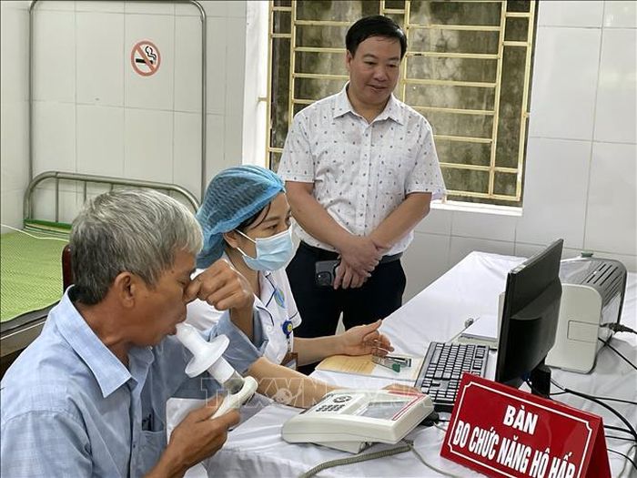 Lãnh đạo xã Xuân Hưng (Ninh Bình) động viên cán bộ y tế làm nhiệm vụ khám sức khỏe cho nhân dân tại địa bàn.