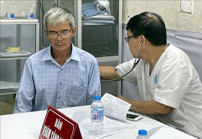 Khám sức khỏe cho người dân xã Xuân Hưng (Ninh Bình).