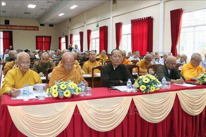 Các vị chức sắc, nhà tu hành nghiên cứu tài liệu và văn bản pháp luật được cung cấp tại hội nghị.