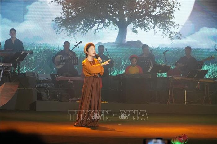 Em Trương Thị Quỳnh Như (13 tuổi) xã Nghĩa Lộc với tiết mục "Công cha, nghĩa mẹ" do nghệ sĩ Nguyễn Thành Ngân soạn lời.
