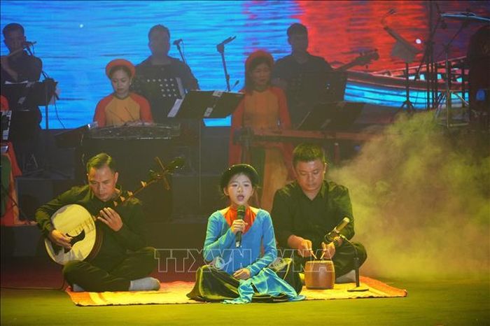 Em Lê Hoàng Lam Anh, xã Văn Hiến trình bày tiết mục "Cõi bờ trong tiếng mẹ ru" do NSND An Ninh soạn lời.