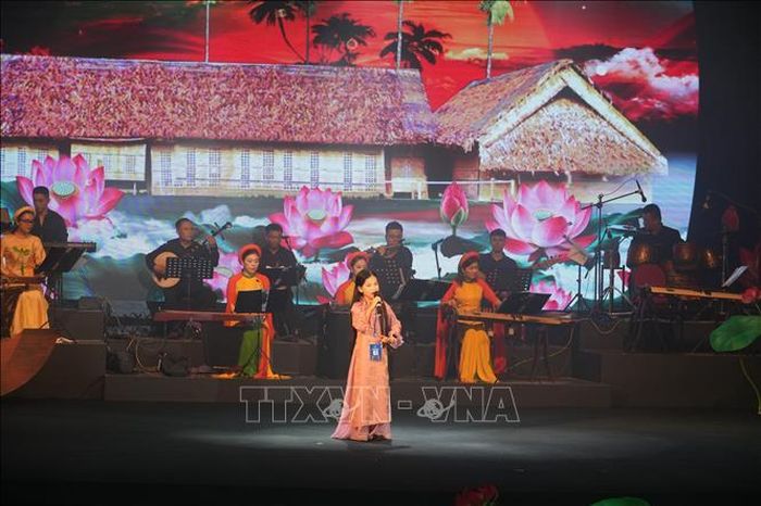 Em Nguyễn Kiều Hương Vy (8 tuổi) ở xã Quỳnh Lưu với phần dự thi "Bác Hồ và khúc hát dân ca" do Nhạc sĩ Thanh Lưu soạn lời.