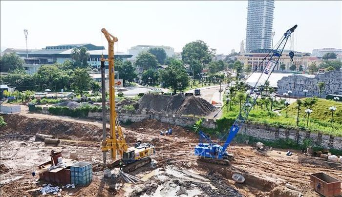 Một góc công trường Dự án Xây dựng tuyến đê Hữu Cầu đoạn từ cầu Gia Bảy đến Cầu Huống. Ảnh: Hoàng Nguyên/TTXVN