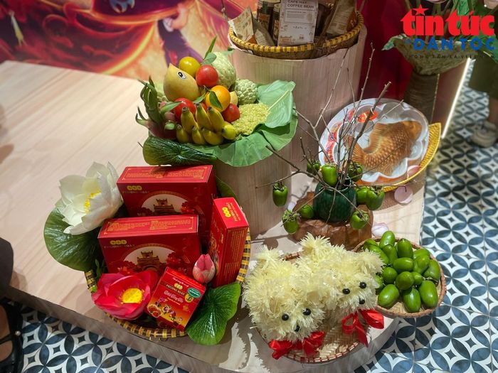 Mâm cỗ trung thu được bày biện tại không gian trưng bày sáng 14/8.