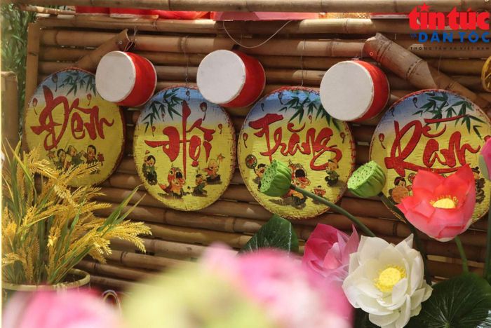 Không chỉ có ẩm thực,  các sản phẩm thủ công và đồ chơi truyền thống được trưng bày tại chương trình.