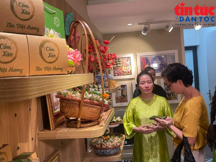 Nhiều khách tham quan đến thưởng thức và mua sắm.