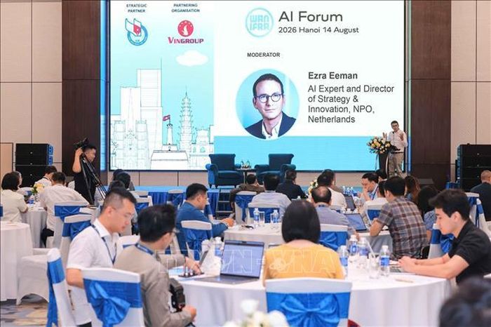 Ông Ezra Eeman – Chuyên gia AI, Giám đốc Chiến lược & Đổi mới sáng tạo, NPO (Hà Lan) tham luận tại diễn đàn. Ảnh: Hoàng Hiếu/TTXVN