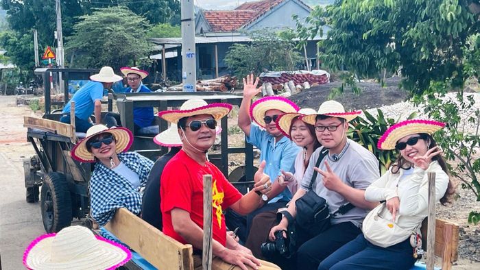 Du khách TP Hồ Chí Minh thích thú trải nghiệm đi xe kéo tại làng dệt chiều An Cư, Phú Yên cũ.