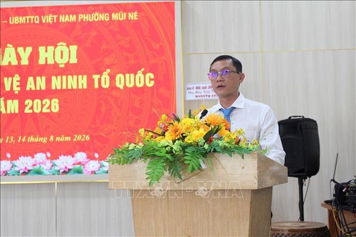 Ông Lê Thanh Sơn, Chủ tịch UBND phường Mũi Né, báo cáo kết quả thực hiện phong trào Toàn dân bảo vệ an ninh Tổ quốc.
