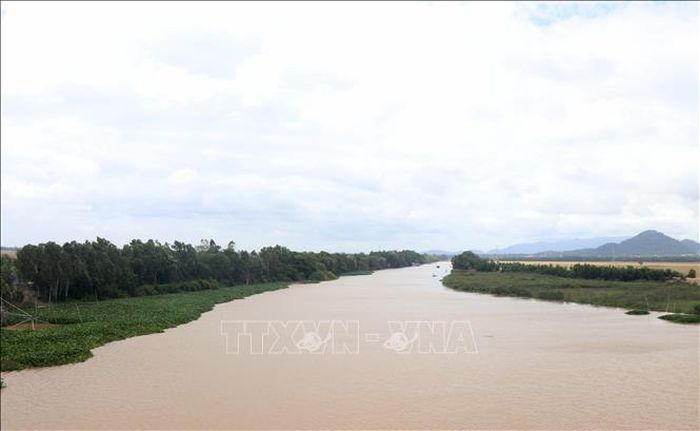 Sau khi đóng 2 cống Tha La và Trà Sư, mực nước nội đồng vùng Tứ Giác Long Xuyên có khả năng giảm từ 0,2-0,3m, tạo thuận lợi cho các hoạt động sản xuất và dân sinh của người dân vùng hạ du. Ảnh: Công Mạo/TTXVN