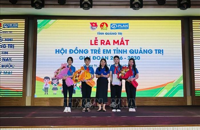 Thường trực Hội đồng Trẻ em tỉnh Quảng Trị giai đoạn 2026-2030 gồm 4 thiếu nhi được giới thiệu và nhận Quyết định thành lập.