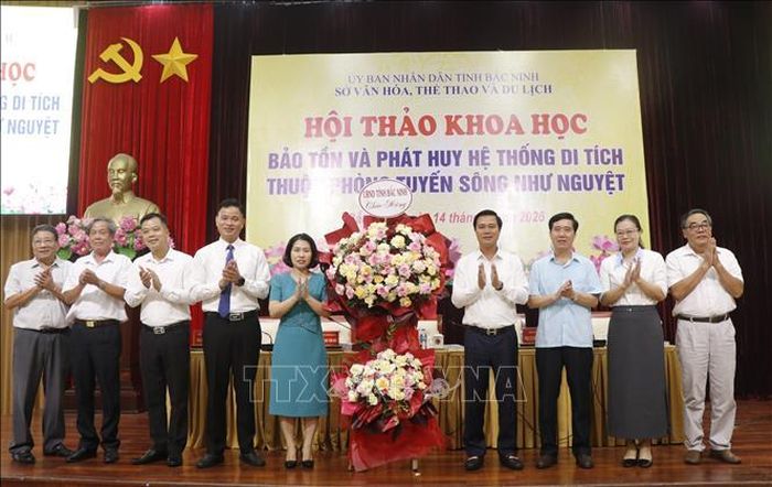 Lãnh đạo tỉnh Bắc Ninh tặng hoa chúc mừng Hội thảo. Ảnh: Thanh Thương/TTXVN