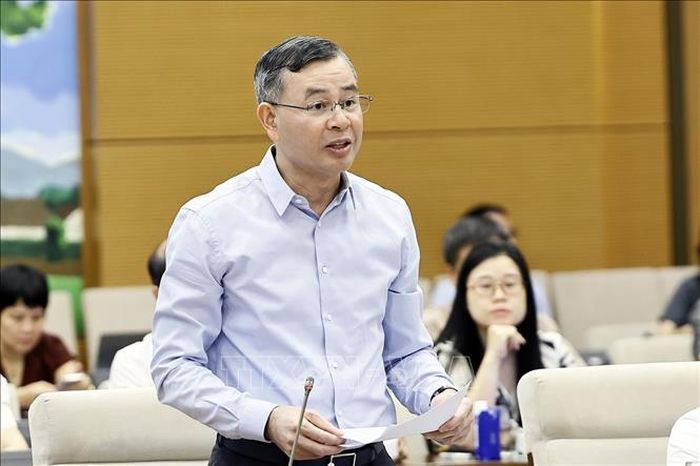 Bộ trưởng Bộ Tài chính Ngô Văn Tuấn trình bày báo cáo tiếp thu, giải trình và chỉnh lý các dự thảo. Ảnh: Doãn Tấn/TTXVN