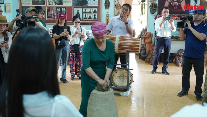 Hoạt động tham quan và trải nghiệm giúp du khách hiểu rõ hơn giá trị văn hóa phía sau mỗi sản phẩm gốm.
