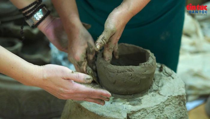 Mỗi sản phẩm gốm Bàu Trúc có hình dáng và sắc độ riêng, được tạo nên hoàn toàn bằng đôi tay người thợ.