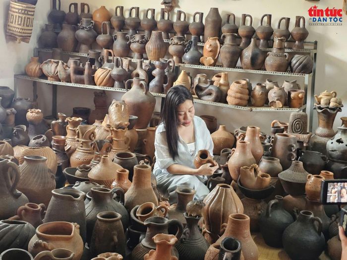 Phát triển du lịch làng nghề góp phần mở rộng thị trường tiêu thụ và tạo thêm sinh kế cho người dân địa phương.