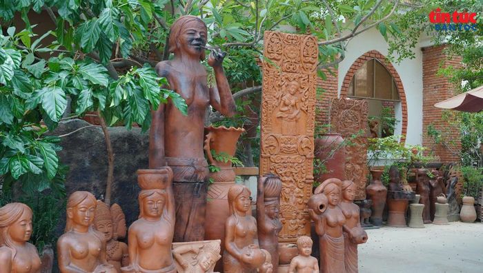 Gốm được nung ngoài trời, tạo nên các gam màu tự nhiên từ đỏ nâu đến đen xám.