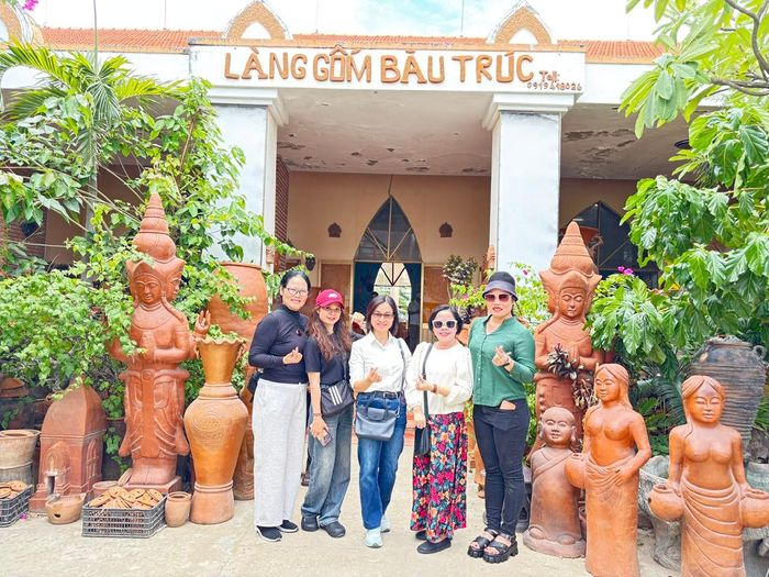 Du khách đến từ TP Hồ Chí Minh tranh thủ check-in tại Nhà trưng bày gốm Bàu Trúc.