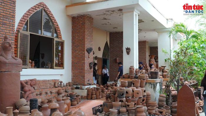 Nghệ thuật làm gốm của người Chăm được gìn giữ qua nhiều thế hệ, trở thành tài nguyên đặc sắc để phát triển du lịch văn hóa.