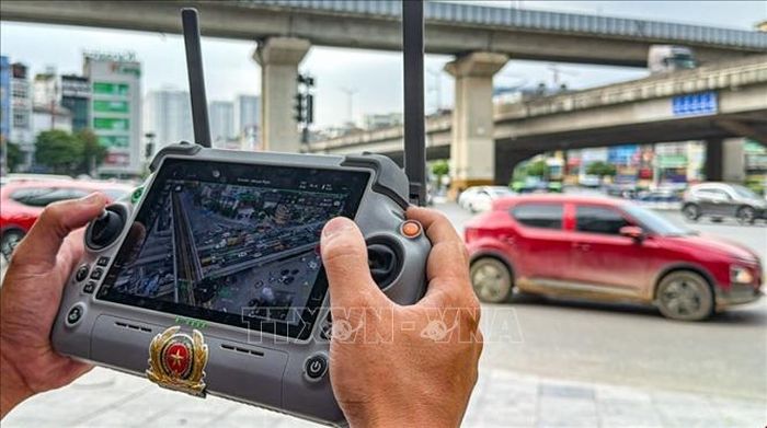 Cán bộ kỹ thuật điều khiển UAV giám sát tình hình giao thông tại khu vực đường Vành đai 3 - Nguyễn Xiển - Nguyễn Trãi.