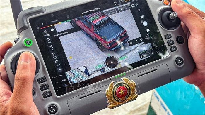 Dù bay ở độ cao 100 đến 200 mét, nhưng camera từ thiết bị UAV chuyên dụng có thể nhận diện rõ biển số xe vi phạm giao thông.