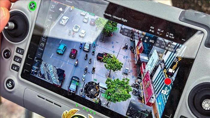 Hệ thống camera trên UAV có khả năng ghi nhận rõ nét phương tiện từ trên cao.