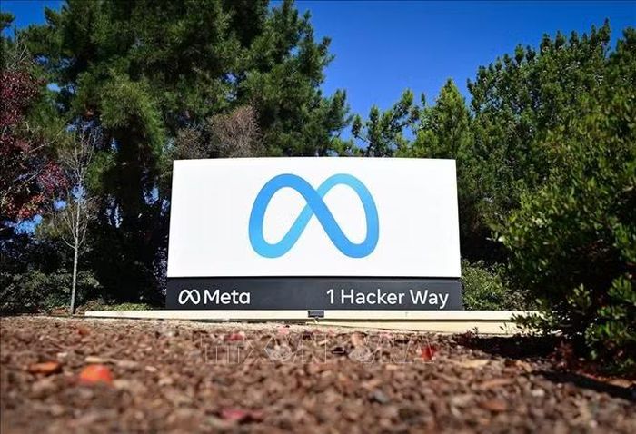 Biểu tượng Meta tại trụ sở của Tập đoàn ở Menlo Park, California, Mỹ. Ảnh minh họa: Anadolu Agency/TTXVN