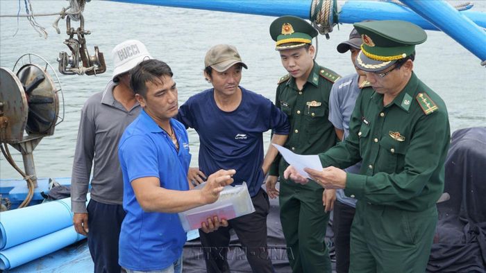 Bộ đội Biên phòng Gia Lai tuyên truyền pháp luật cho ngư dân. Ảnh minh họa: Đình Quân/TTXVN