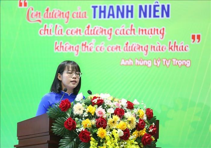 Em Ngô Thị Kim Cương, học sinh lớp 11C6, trường THPT Nguyễn Thái Bình, xã Truông Mít, đại diện thế hệ trẻ Tây Ninh phát biểu tại chương trình.