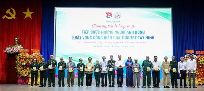 Trao quà tri ân các cựu Thanh niên xung phong từng cống hiến, chiến đấu vì Tổ quốc.