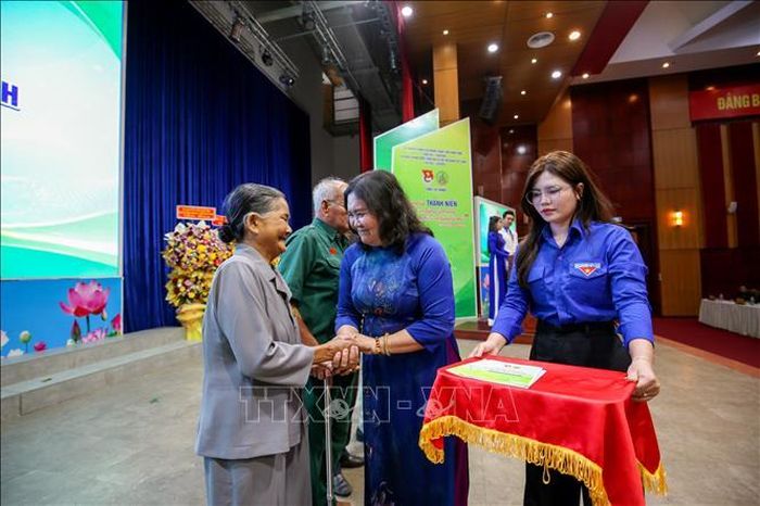 Phó Bí thư Thường trực Tỉnh ủy Tây Ninh Hồ Thị Hoàng Yến trao quà tri ân các cựu Thanh niên xung phong.
