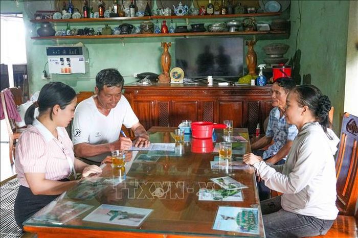 Các hộ chăn nuôi tại thôn Nam Sơn (Hà Tĩnh) ký cam kết thực hiện nghiêm các biện pháp phòng, chống dịch lở mồm long móng.