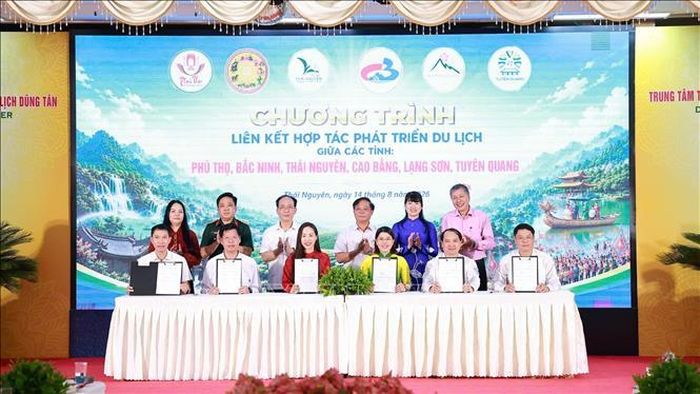 Ký kết thỏa thuận hợp tác phát triển du lịch 6 tỉnh phía Bắc. Ảnh: Trần Trang/TTXVN