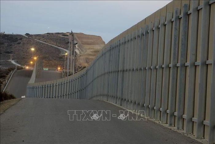 Khu vực hàng rào ngăn cách giữa Mỹ và Mexico tại San Diego, bang California (Mỹ). Ảnh minh họa: AFP/TTXVN