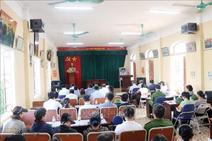 Đọc các quyết định cưỡng chế kiểm đếm đối với các hộ gia đình, cá nhân không chấp hành quyết định khi Nhà nước thu hồi đất.