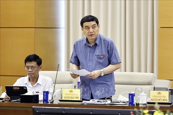 Chủ nhiệm Ủy ban Văn hóa và Xã hội của Quốc hội Nguyễn Đắc Vinh trình bày báo cáo ý kiến đối với nội dung các cơ quan trình dự kiến tiếp thu, giải trình và chỉnh lý các dự thảo. Ảnh: Doãn Tấn/TTXVN