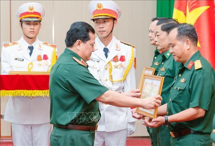 Thiếu tướng Chiêm Thống Nhất, Ủy viên Trung ương Đảng, Ủy viên Quân ủy Trung ương, Phó Tư lệnh kiêm Tham mưu trưởng Quân khu tặng Bằng khen các cá nhân có thành tích xuất sắc.
