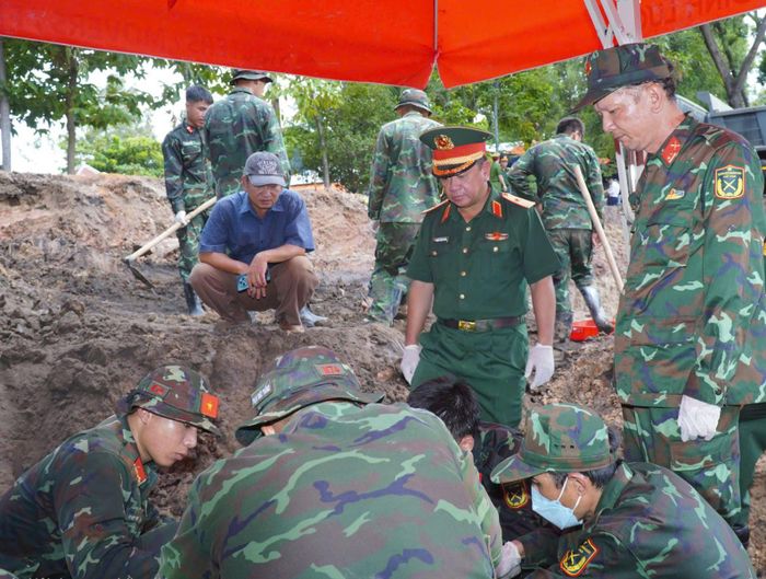 Thiếu tướng Nguyễn Thành Trung trực tiếp kiểm tra tiến độ công tác tìm kiếm, quy tập tại Công viên Lê Thị Riêng. Ảnh: NH